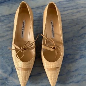 Manolo Blahnik pointy toe kitten heel